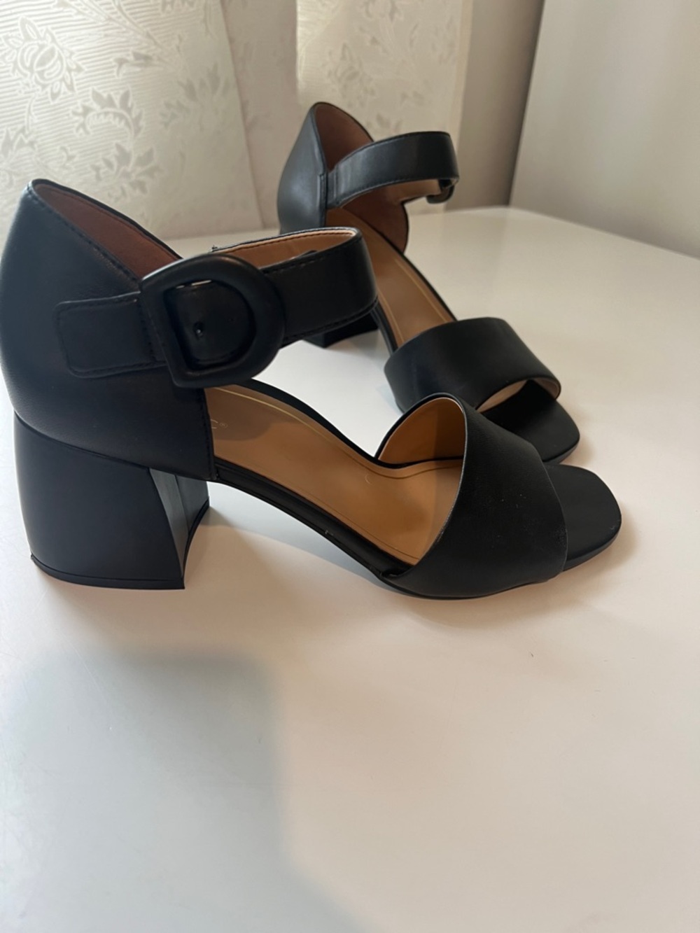 VIonic block heel sandals size 10